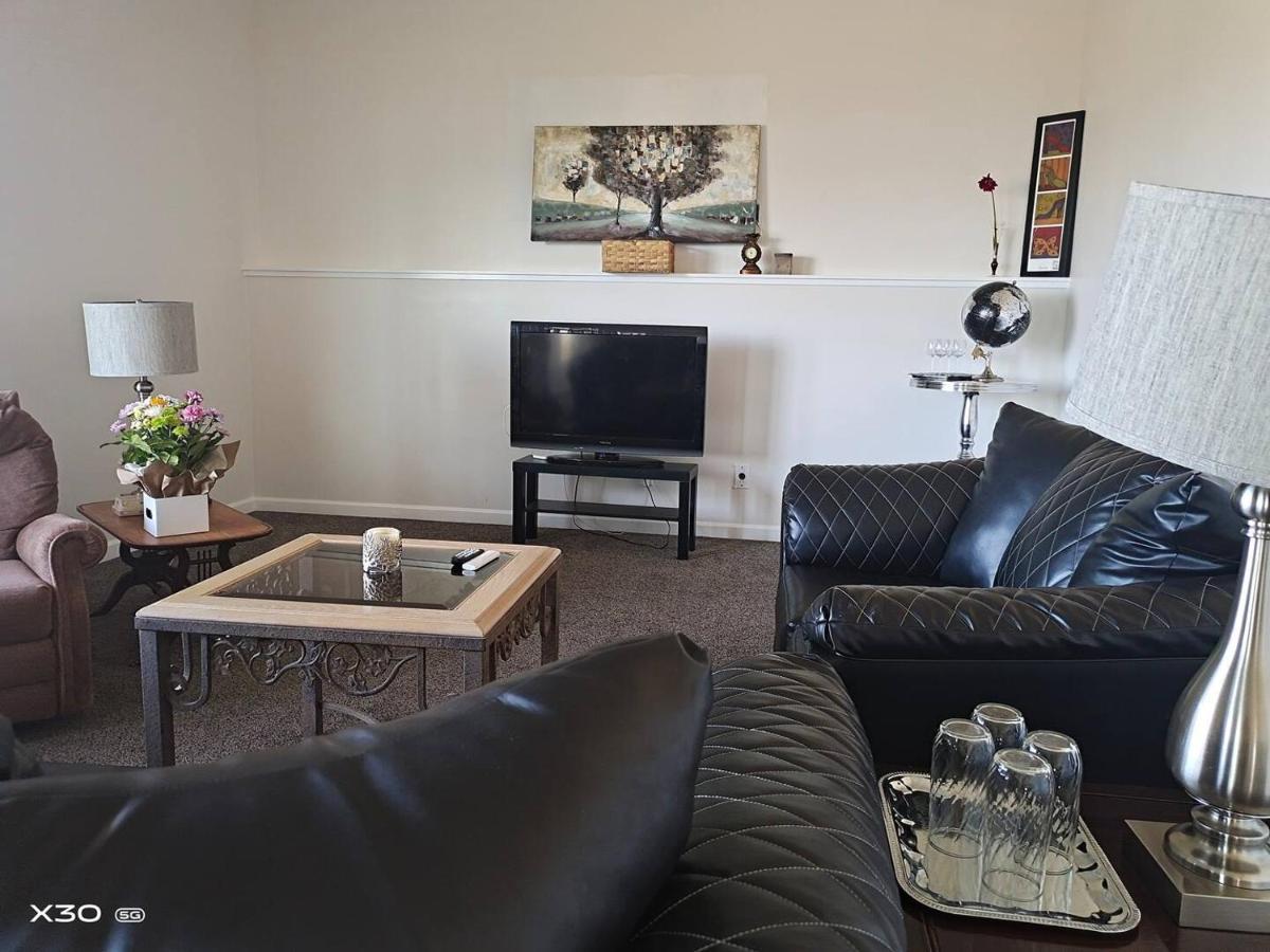 Peaceful And Spacious Lake View West Kelowna Buitenkant foto